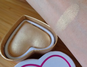I Heart Makeup Triple Baked Highlighter in Golden Goddess with swatch