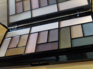 Makeup Revolution Pro Looks Palette - Stripped & Bare
